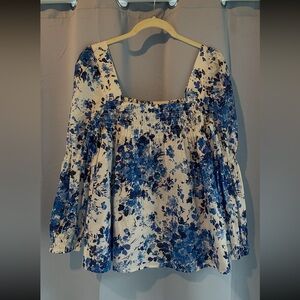 Tuckernuck bluebell meadows tilly blouse blue white cotton floral S ruching
